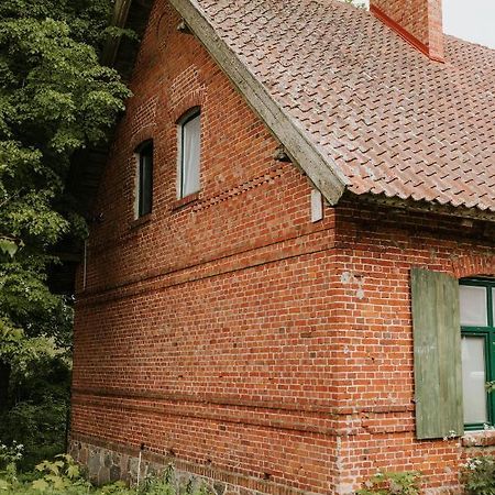 Stara Szkola Nad Jeziorem Czarne  Exterior photo