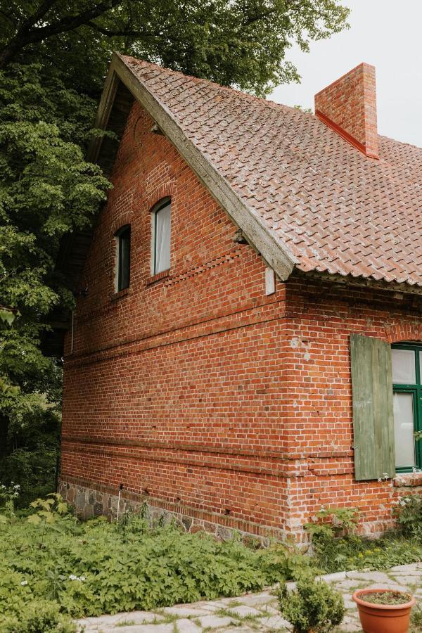 Stara Szkola Nad Jeziorem Czarne  Exterior photo