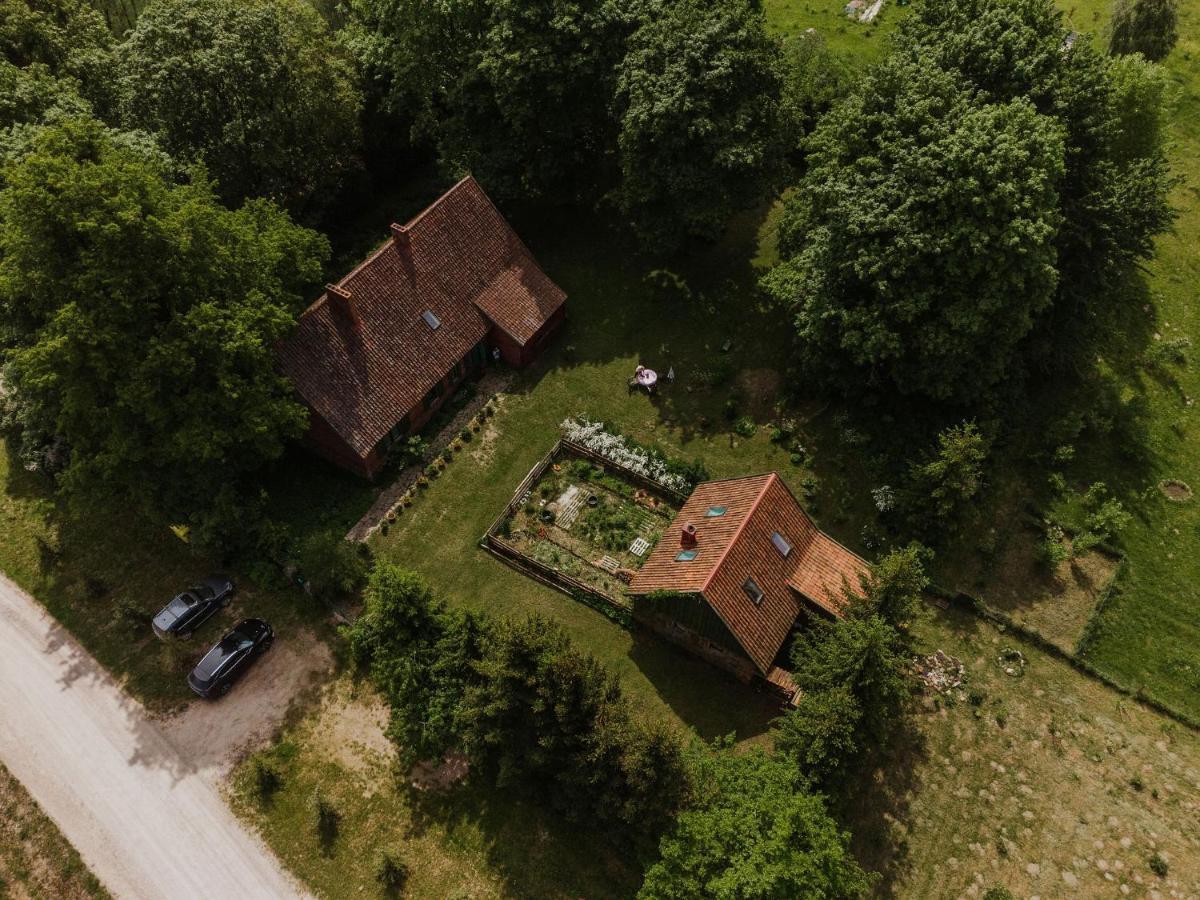Stara Szkola Nad Jeziorem Czarne  Exterior photo
